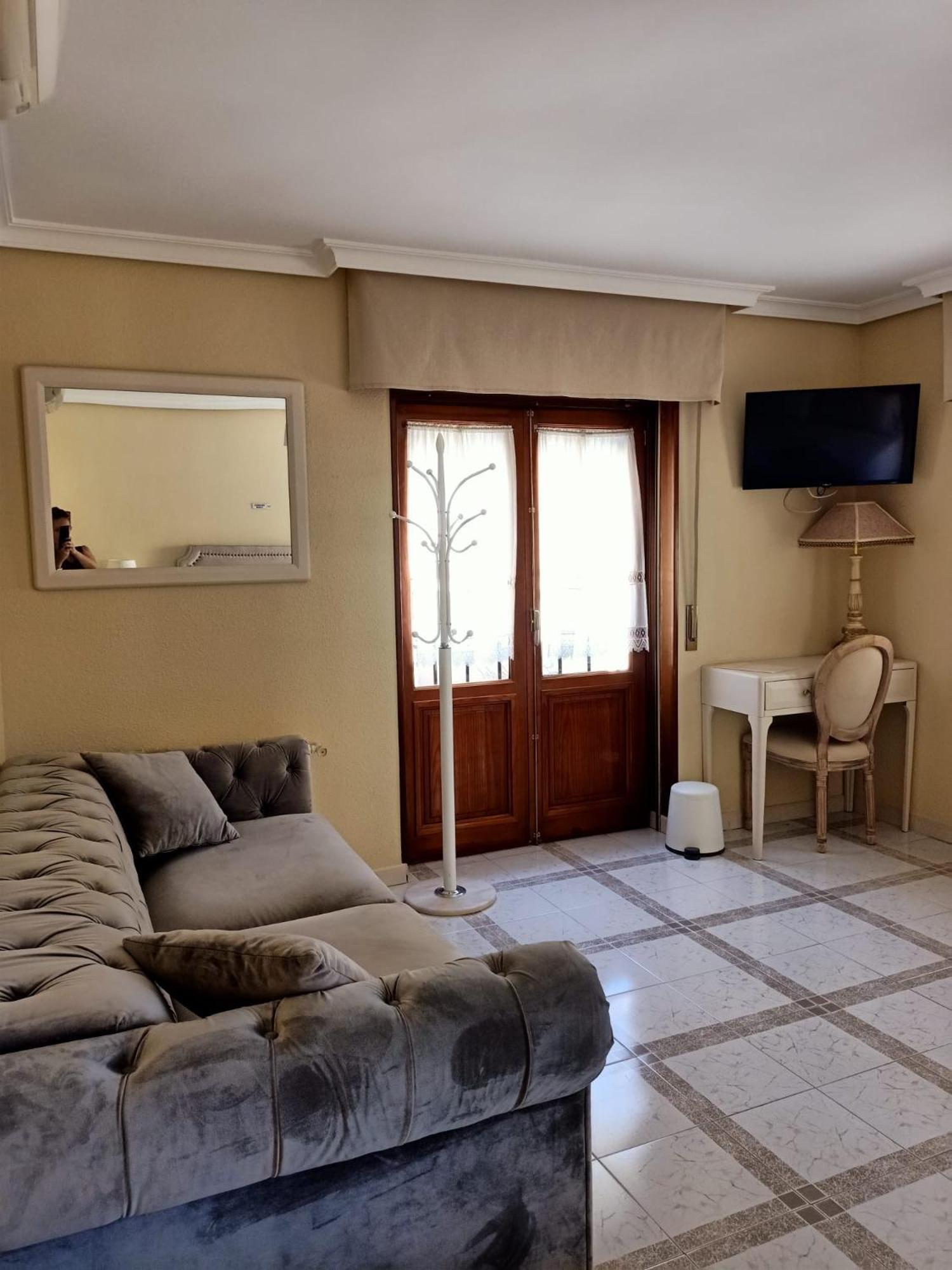Casa De Huespedes Vecinodecerbantes Hotel Alcalá de Henares Exterior foto